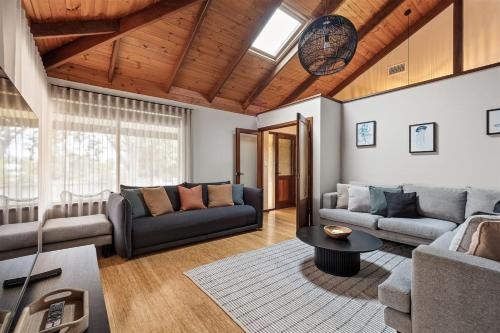 Zona de estar de Prowse Beach House - Family Fun & Ocean Adventures