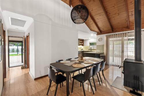 Una cocina o zona de cocina en Prowse Beach House - Family Fun & Ocean Adventures