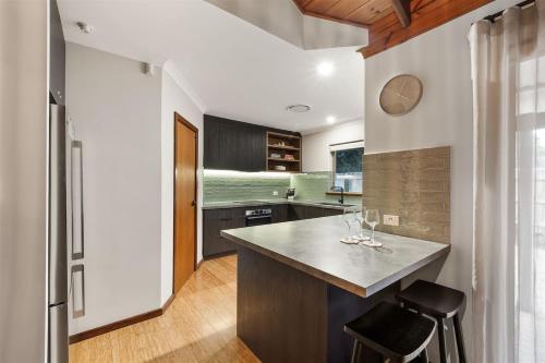 Una cocina o zona de cocina en Prowse Beach House - Family Fun & Ocean Adventures