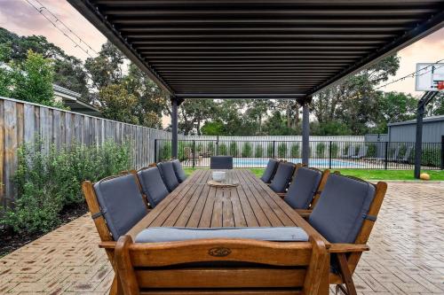 Un patio o zona al aire libre en Prowse Beach House - Family Fun & Ocean Adventures