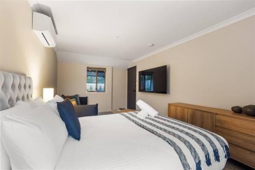 Cama o camas de una habitación en Prowse Beach House - Family Fun & Ocean Adventures