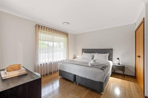 Cama o camas de una habitación en Prowse Beach House - Family Fun & Ocean Adventures