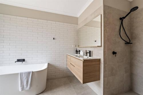 Un baño de Prowse Beach House - Family Fun & Ocean Adventures