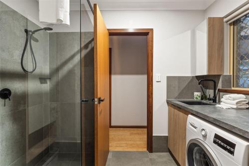 Una cocina o zona de cocina en Prowse Beach House - Family Fun & Ocean Adventures