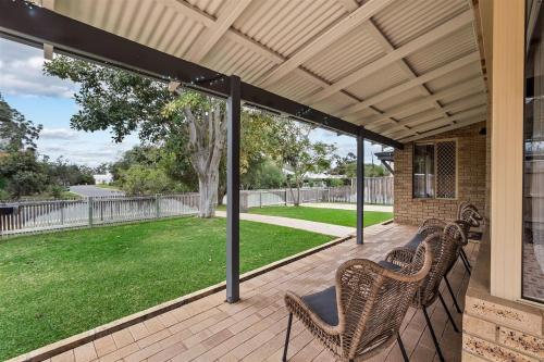 Un balcón o terraza de Prowse Beach House - Family Fun & Ocean Adventures