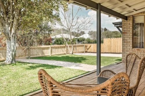 Jardín al aire libre en Prowse Beach House - Family Fun & Ocean Adventures