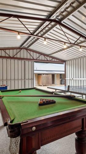 Mesa de billar en Prowse Beach House - Family Fun & Ocean Adventures