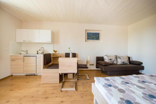 1 Schlafzimmer mit einem Bett, einer Küche und einem Schreibtisch in der Unterkunft Haus Allmer in Stubenberg