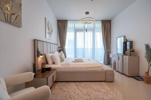 a bedroom with a large bed and a couch at Stylish Pearl 1BR - Chic Julphar Getaway in Abu Dhabi