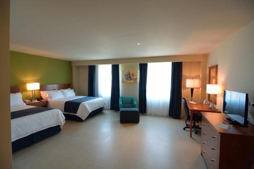 Ένα ή περισσότερα κρεβάτια σε δωμάτιο στο Holiday Inn Express Cabo San Lucas by IHG