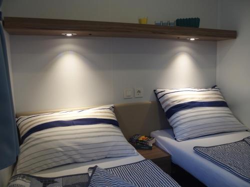 Una cama o camas en una habitación de Luxury MobileHome Lucina Bay