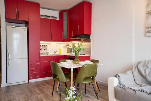 Η κουζίνα ή μικρή κουζίνα στο Aigue Marine Beachfront - Splendid View Chalets on Jounieh Bay