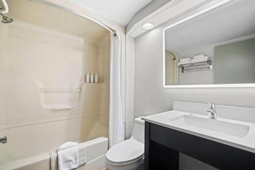 Days Inn by Wyndham Uticaにあるバスルーム