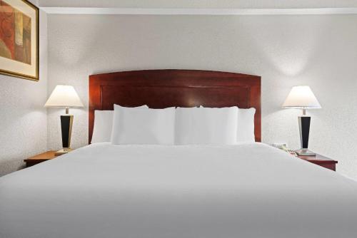 Days Inn by Wyndham Uticaにあるベッド