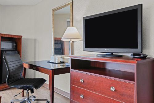 Days Inn by Wyndham Uticaにあるテレビまたはエンターテインメントセンター