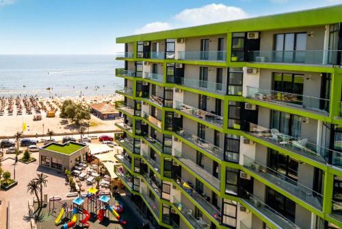 un edificio de apartamentos con una playa de fondo en Apartament modern - Alezzi Beach, en Văleni