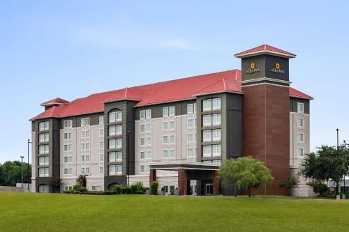 La Quinta by Wyndham Arlington North 6 Flags Dr in Irving