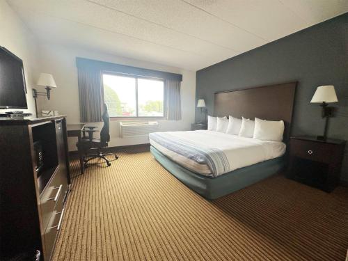 Ένα ή περισσότερα κρεβάτια σε δωμάτιο στο AmericInn by Wyndham Menominee