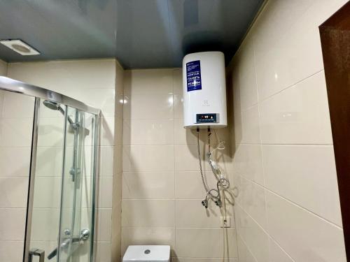 ein Badezimmer mit Dusche und Toilette in der Unterkunft Orbi Sea Towers Apartments in Batumi