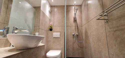 Ένα μπάνιο στο 3,5 room Suite, kitchen, terrace in upper town