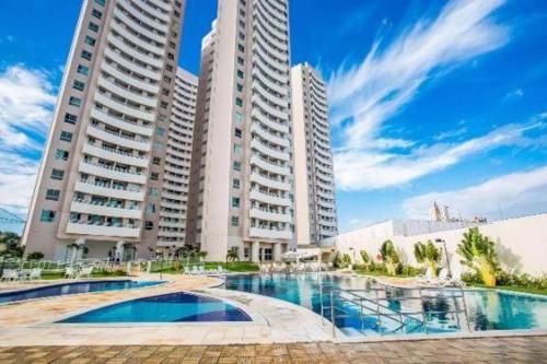 una piscina frente a dos edificios altos en Natture Condomínio Clube, en Natal