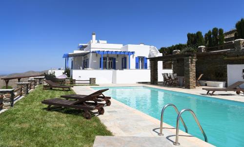 Bazén v ubytování Tinos Sky View Villa nebo v jeho okolí
