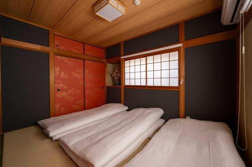 En eller flere senge i et værelse på 稲荷庵-Inari an-