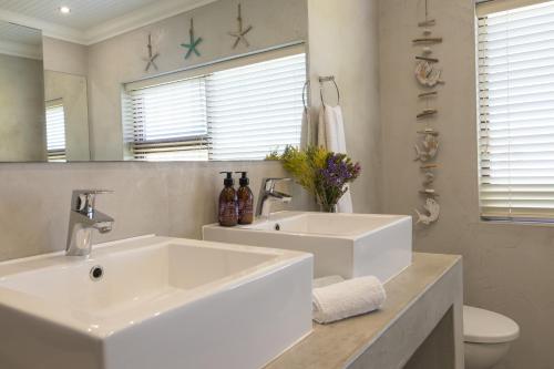 Un baño de White Shark Guest House