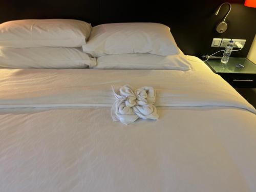 ソウルにあるDexter Hotelの白い花の白いベッド