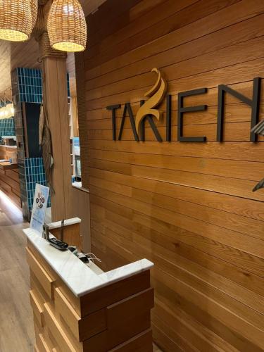 ソウルにあるDexter Hotelの木の壁の看板のあるレストラン