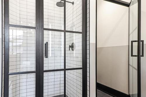 Ein Badezimmer in der Unterkunft Roami at The Lola Convention Center Studio #12