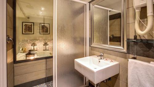 Ванная комната в The Strand Hotel