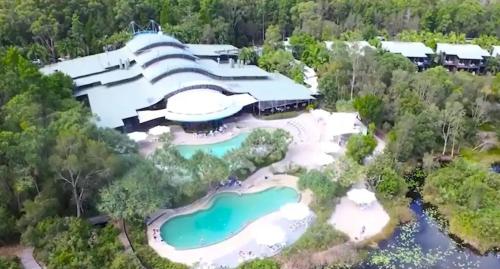 Una vista aérea de un complejo turístico con piscina. en Sundaise Satinay 636 at Kingfisher Bay Resort, en Fraser Island