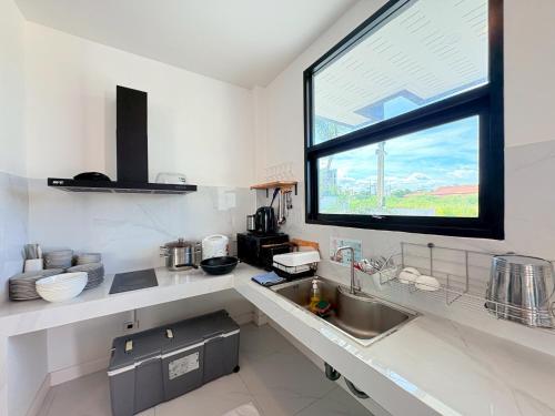 Η κουζίνα ή μικρή κουζίνα στο H1-2 Hidden Space Private Pool Villa-บางแสน