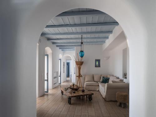 een woonkamer met een bank en een tafel bij Villa Maira with Seaview and Private Swimming Pool in Drios