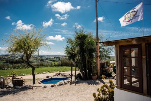 ein Haus mit einem Pool und einer Flagge in der Unterkunft Da Silva Surfcamp in Areia Branca