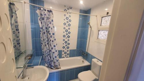 Ένα μπάνιο στο شقه فندقيه 3 غرف حمامين و مطبخ و حديقه خاصه امام الجامعه الامريكيه و مول point 90