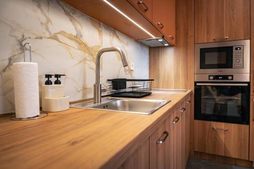Η κουζίνα ή μικρή κουζίνα στο TRINAVIS Boutique Apartments, OWN PRIVATE PARKING, City Center, Entire Apartment