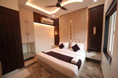 a bedroom with a large bed in a room at Lucky Restaurant & Guest House in Agra