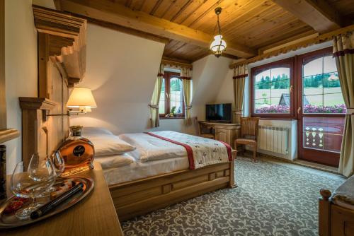 1 dormitorio con 1 cama y escritorio en una habitación en Penzion Viktória en Ždiar