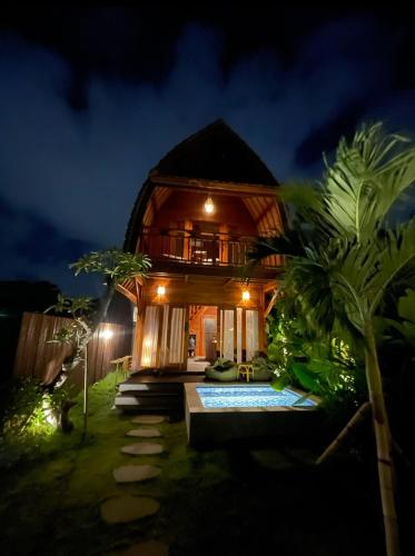 Сад в Tropical Private Bungalow Oasis Kemuning Bukit