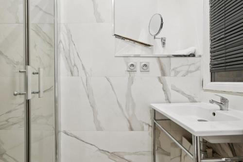 Elegant bright studio in prestigious 7th arrondissement