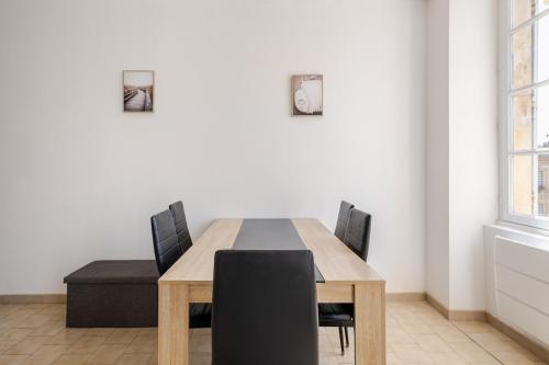 a dining room with a wooden table and chairs at Le Coeur de Bagnols - T3 Cozy in Bagnols-sur-Cèze