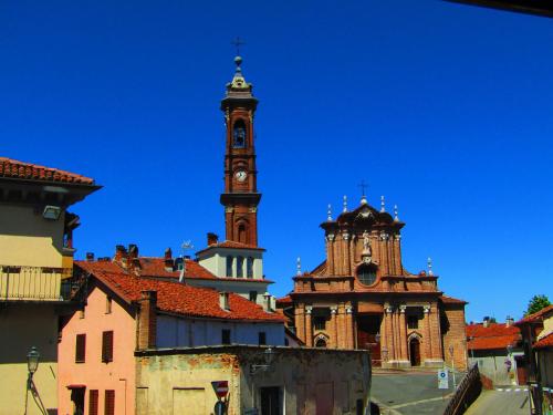 una torre alta con un reloj en la parte superior de un edificio en Locanda Del Centro, en Cambiano