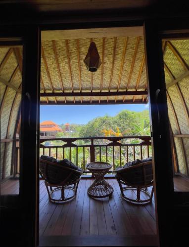 Балкон или терраса в Tropical Private Bungalow Oasis Kemuning Bukit