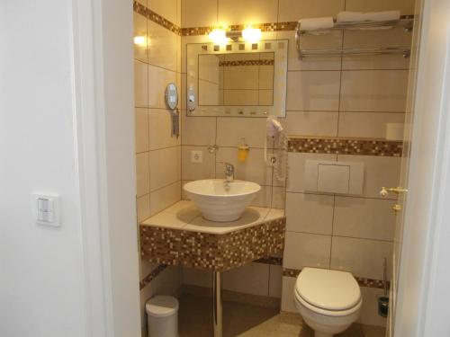 Ένα μπάνιο στο Hotel Am Donaubogen