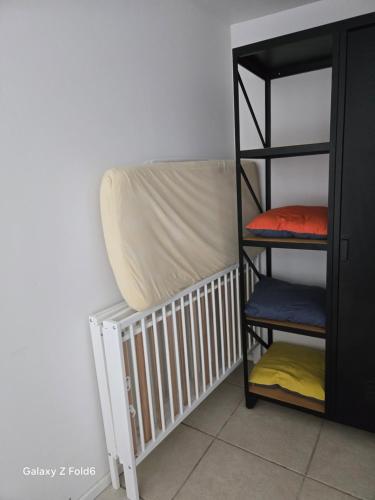 Ένα ή περισσότερα κρεβάτια σε δωμάτιο στο Logement moderne équipé