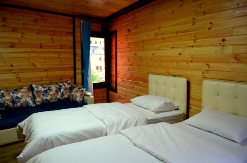 En eller flere senge i et værelse på Osmanlı Suite