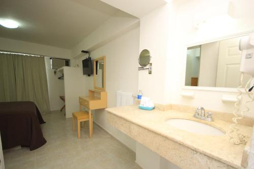 Ett badrum på Hotel Posada del Carmen