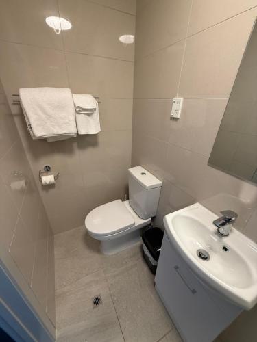 Goodview Hotel पर एक बाथरूम
